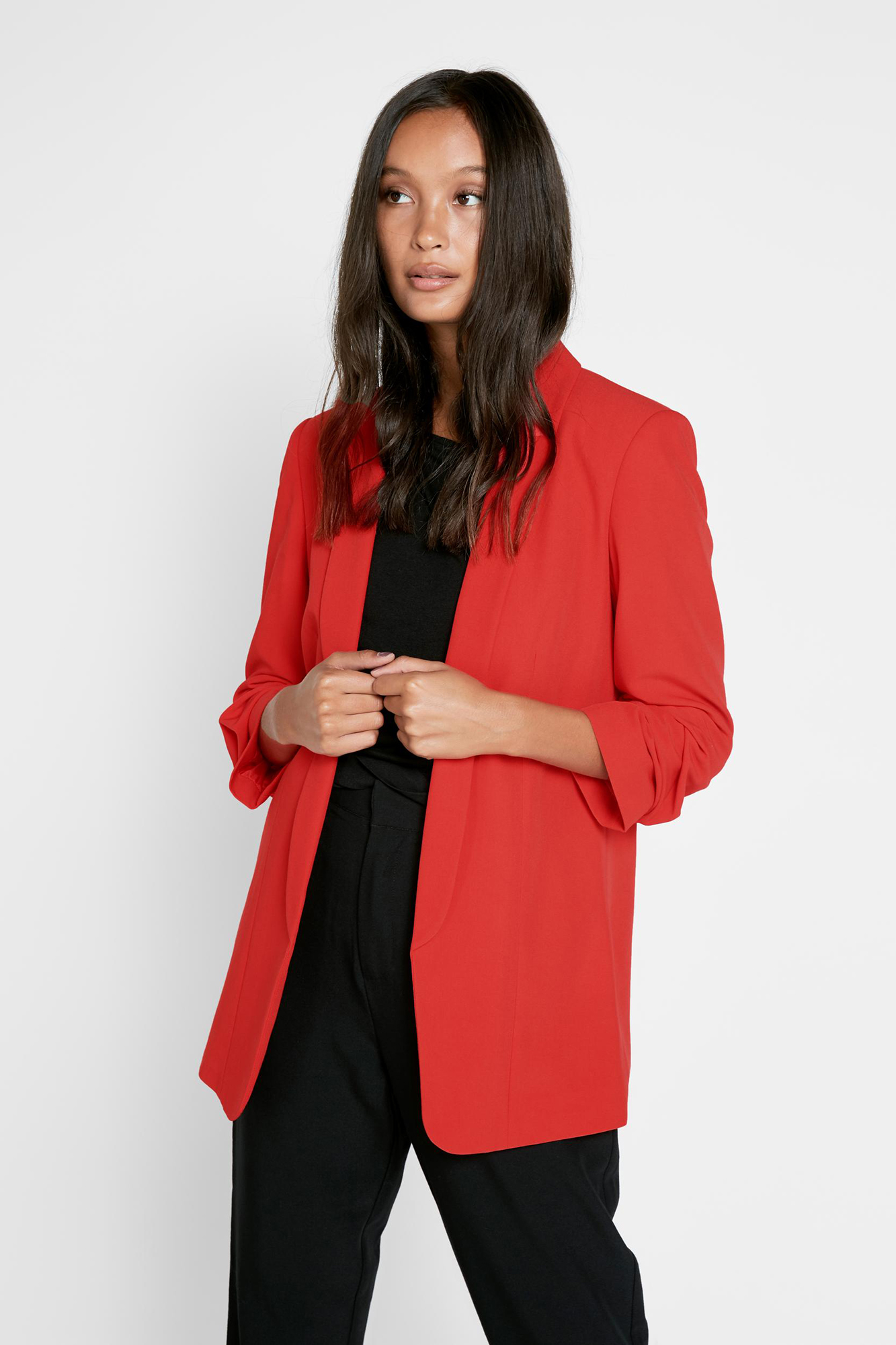 Blazer de manga 3/4 com detalhe de lapela e mangas franzidas. Sem botões.