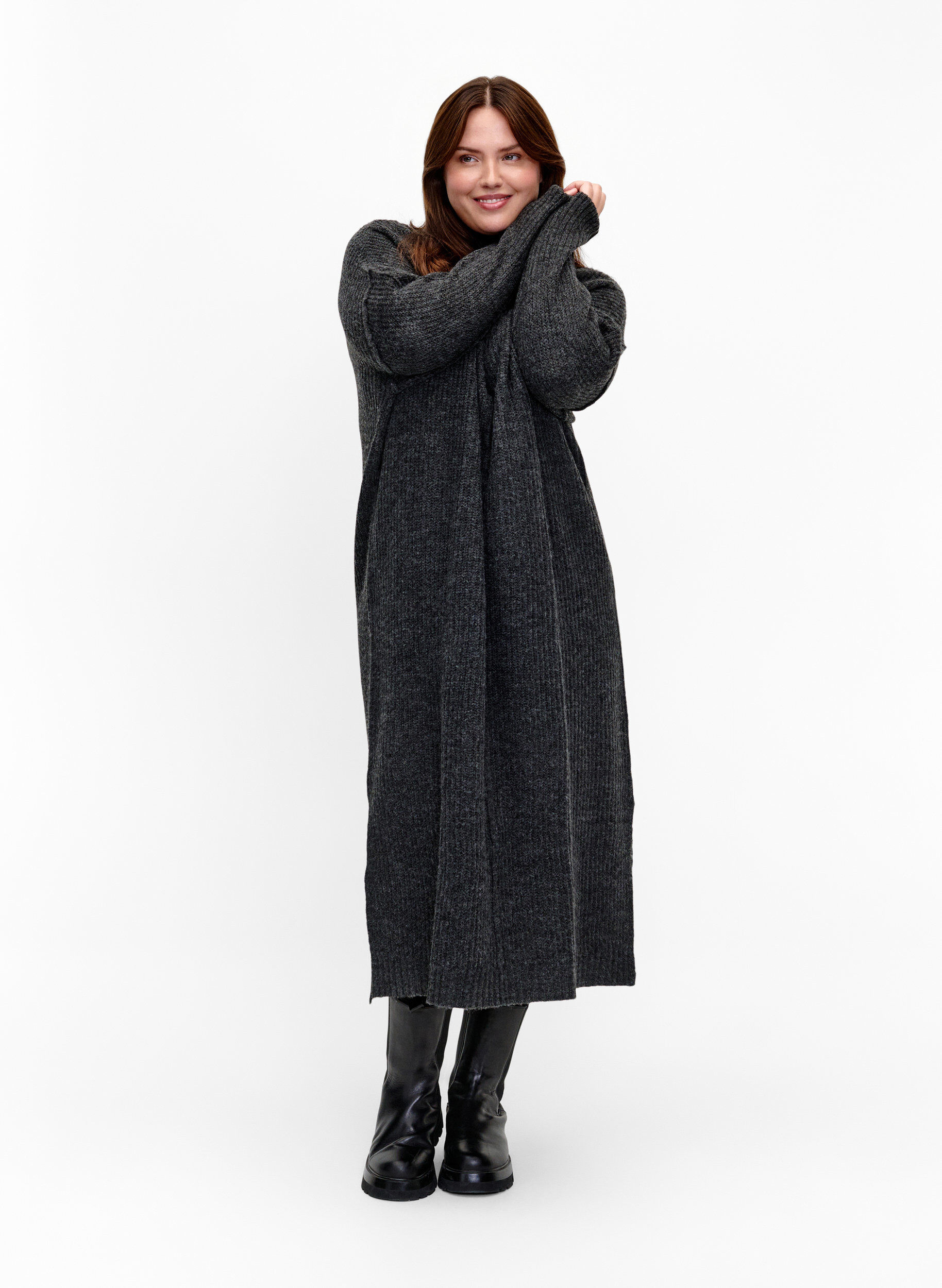 Lang oversize strikkjole med slids