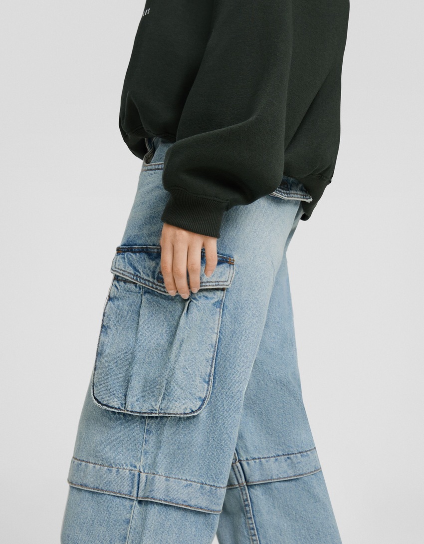 Calça cargo com vários bolsos