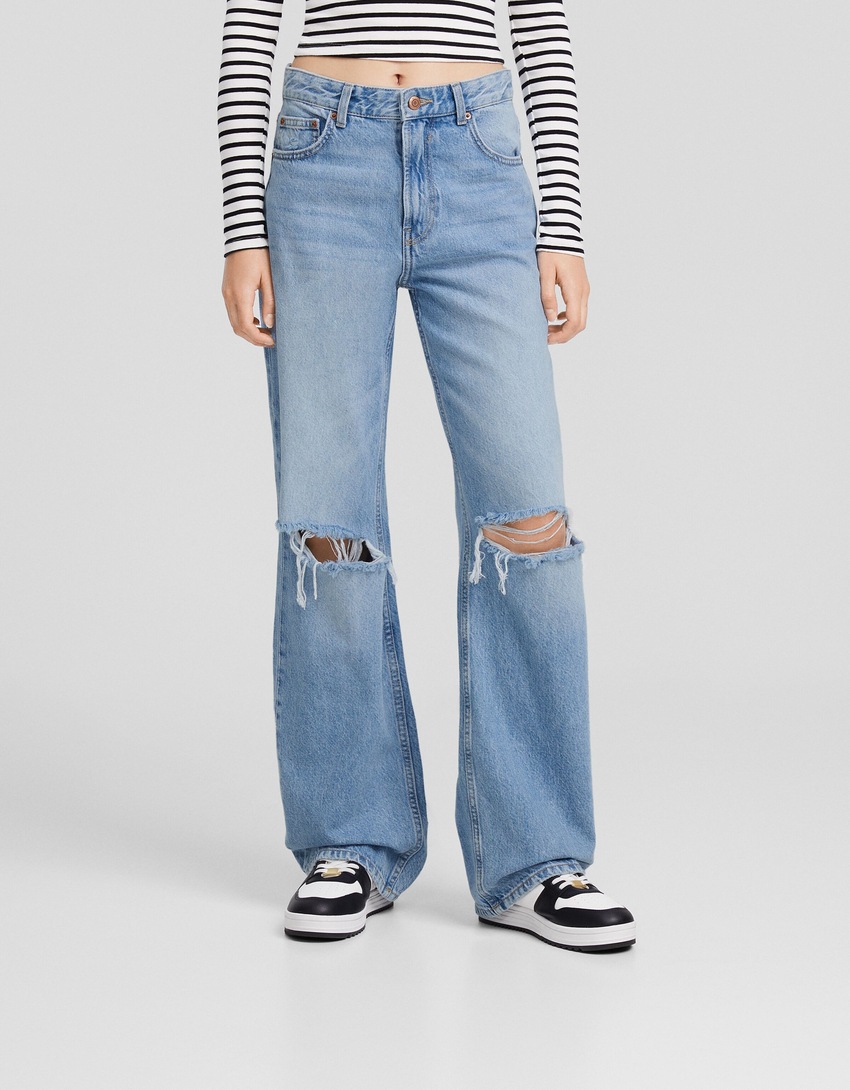 Calça jeans rasgada de perna larga dos anos 90