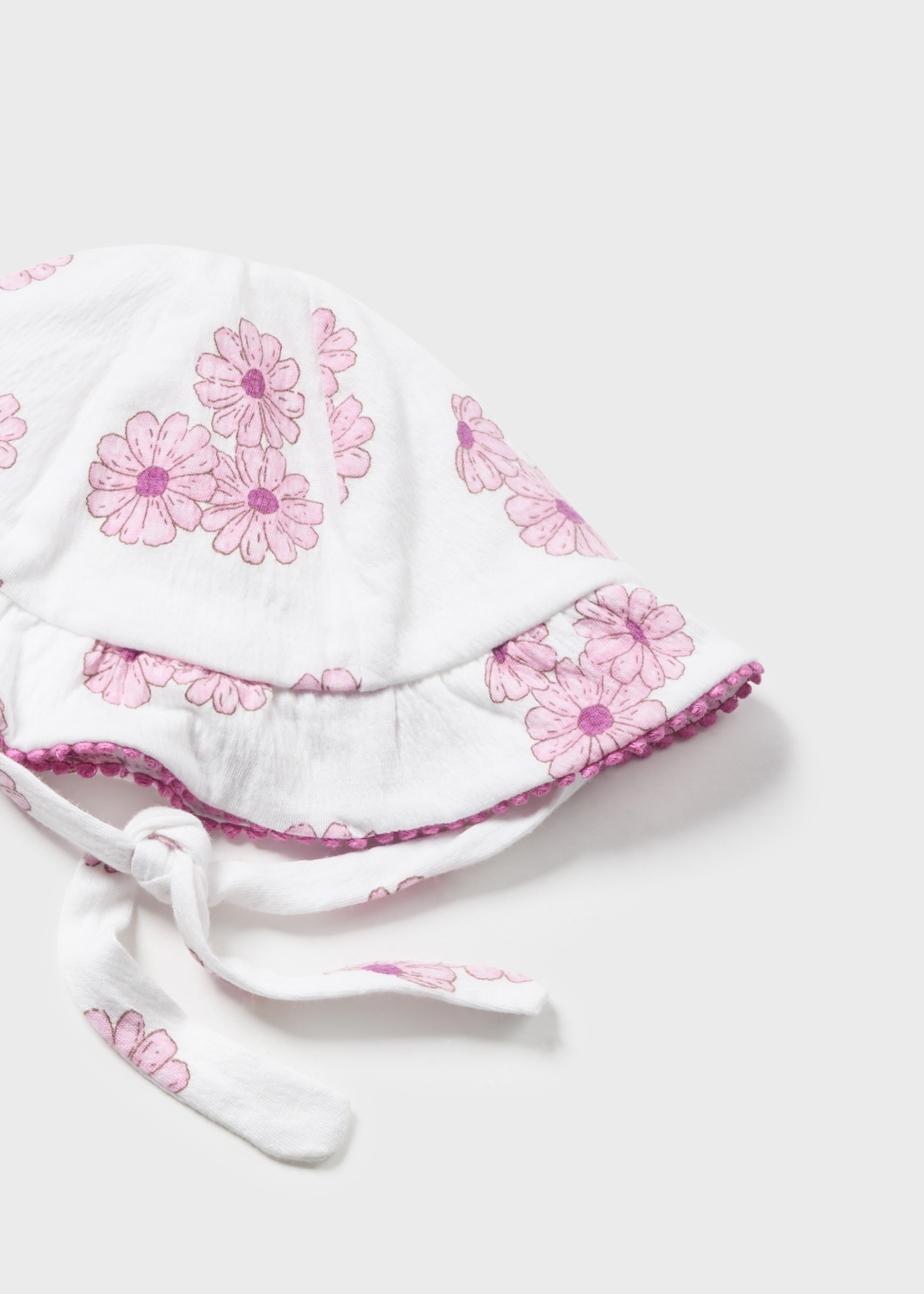 Macacãozinho Juicy para recém-nascido com chapéu e flores.