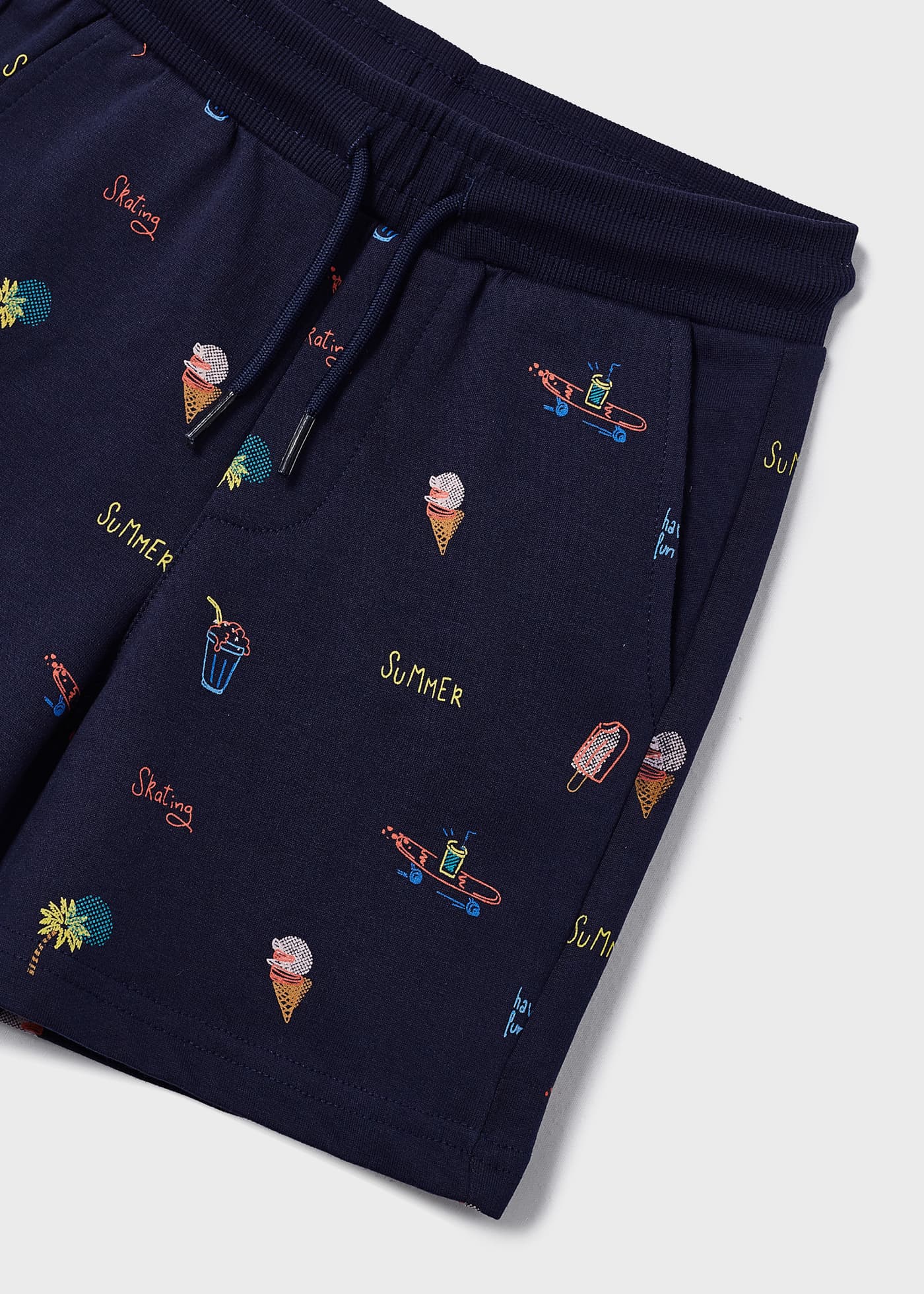 Conjunto infantil masculino com estampa em algodão sustentável.