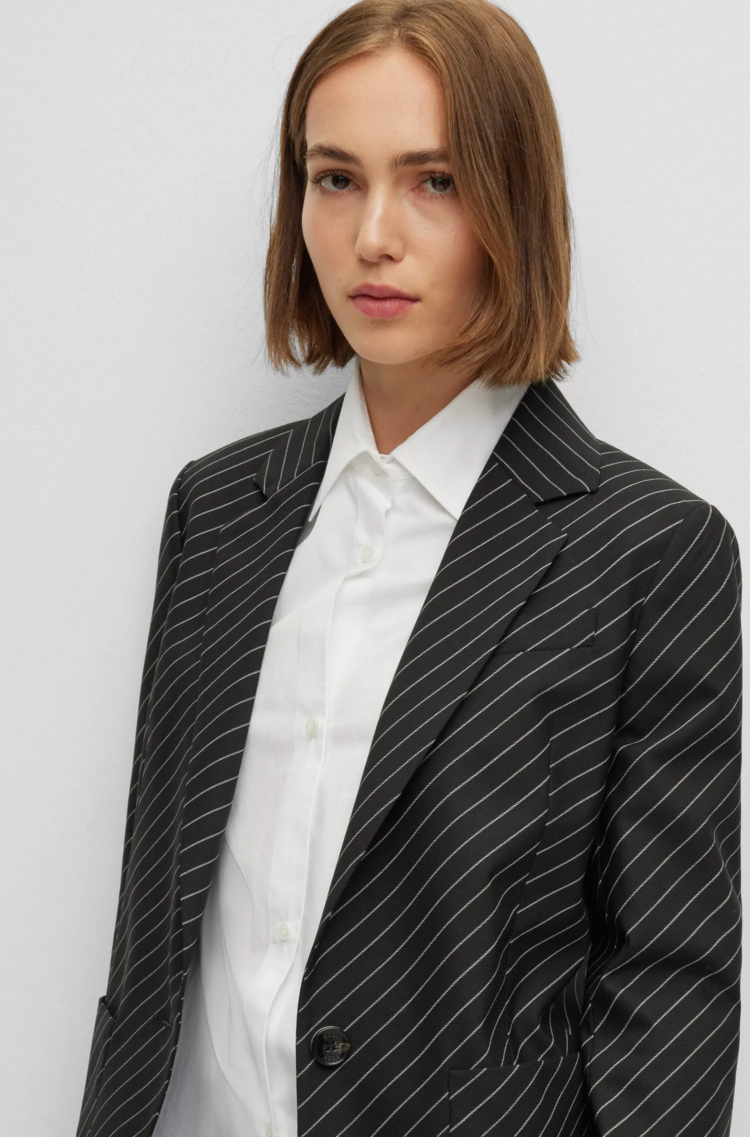 Jaqueta BOSS preta de modelagem oversized em lã elástica listrada.