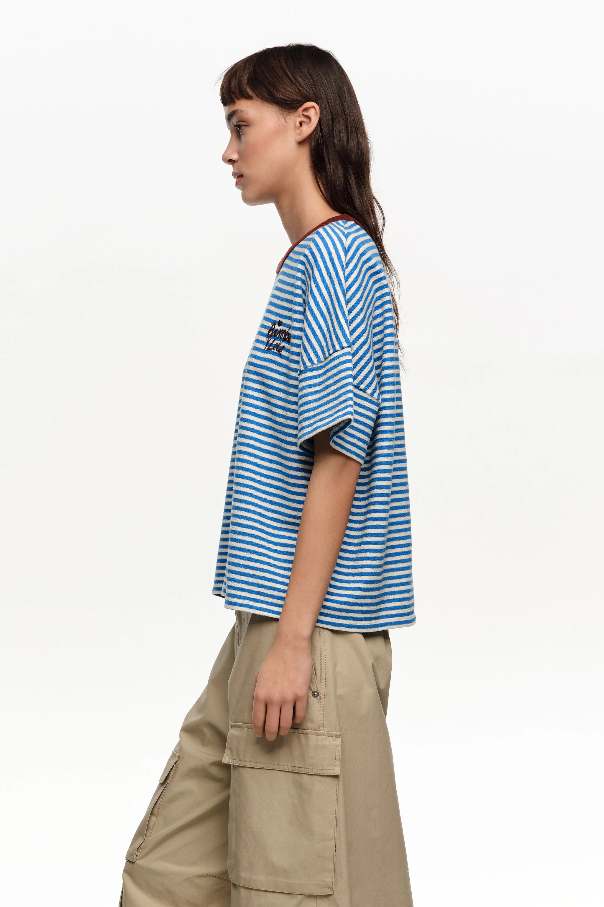 Camiseta azul com detalhes contrastantes em viés