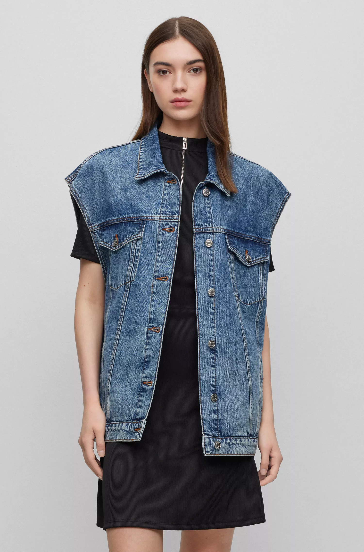 Jaqueta HUGO vermelha, modelagem oversized, em denim rígido azul.