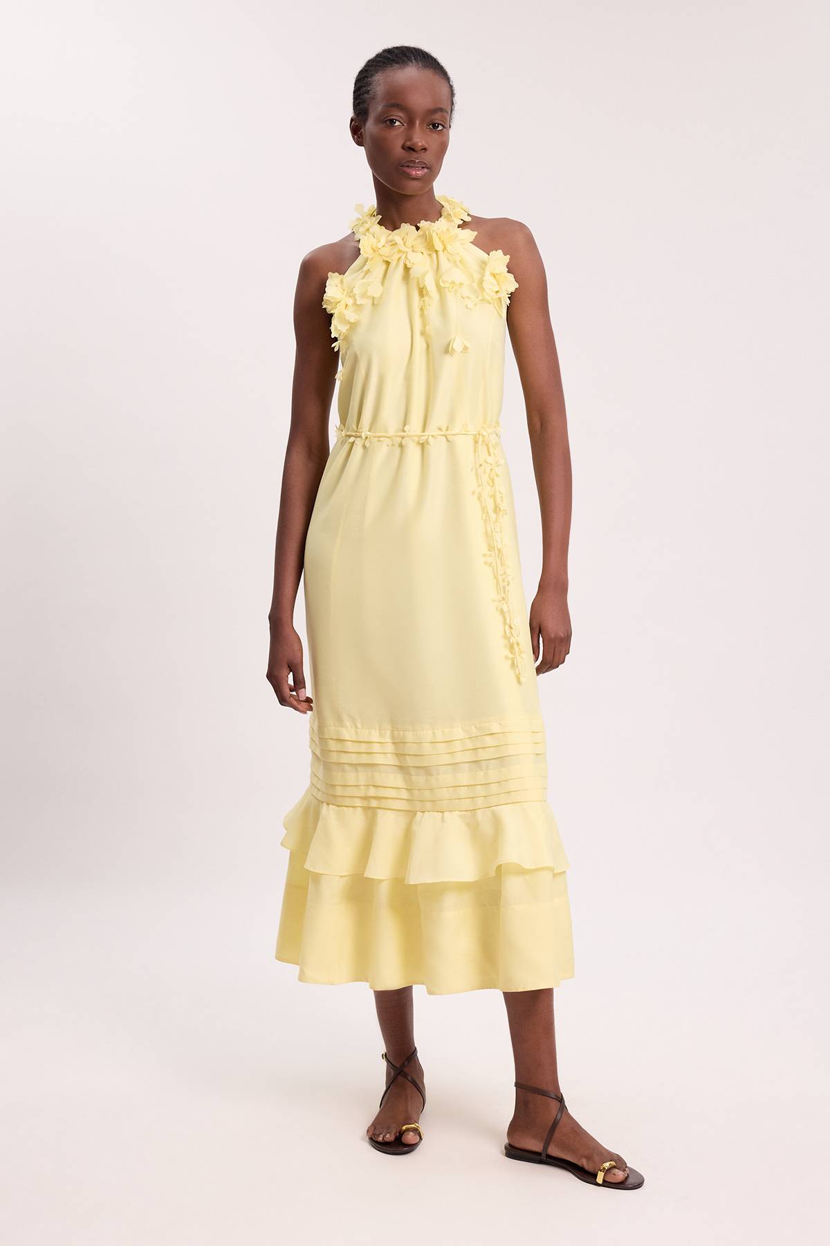KarenMillen Robe Longue À Encolure Américaine Avec Appliqués Floraux Et Jupe À Volants Étagés