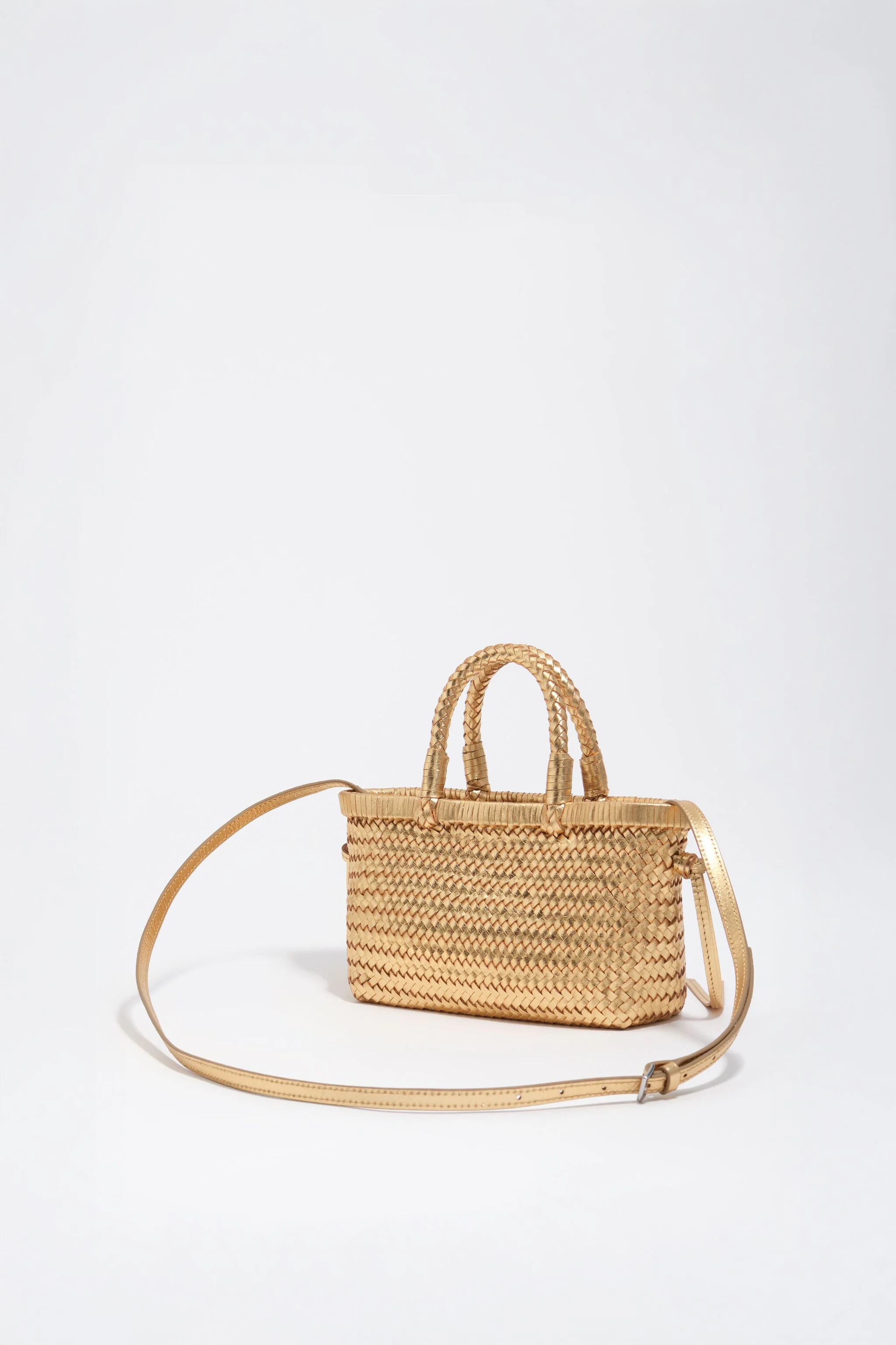 Bolsa pequena de couro trançado dourado