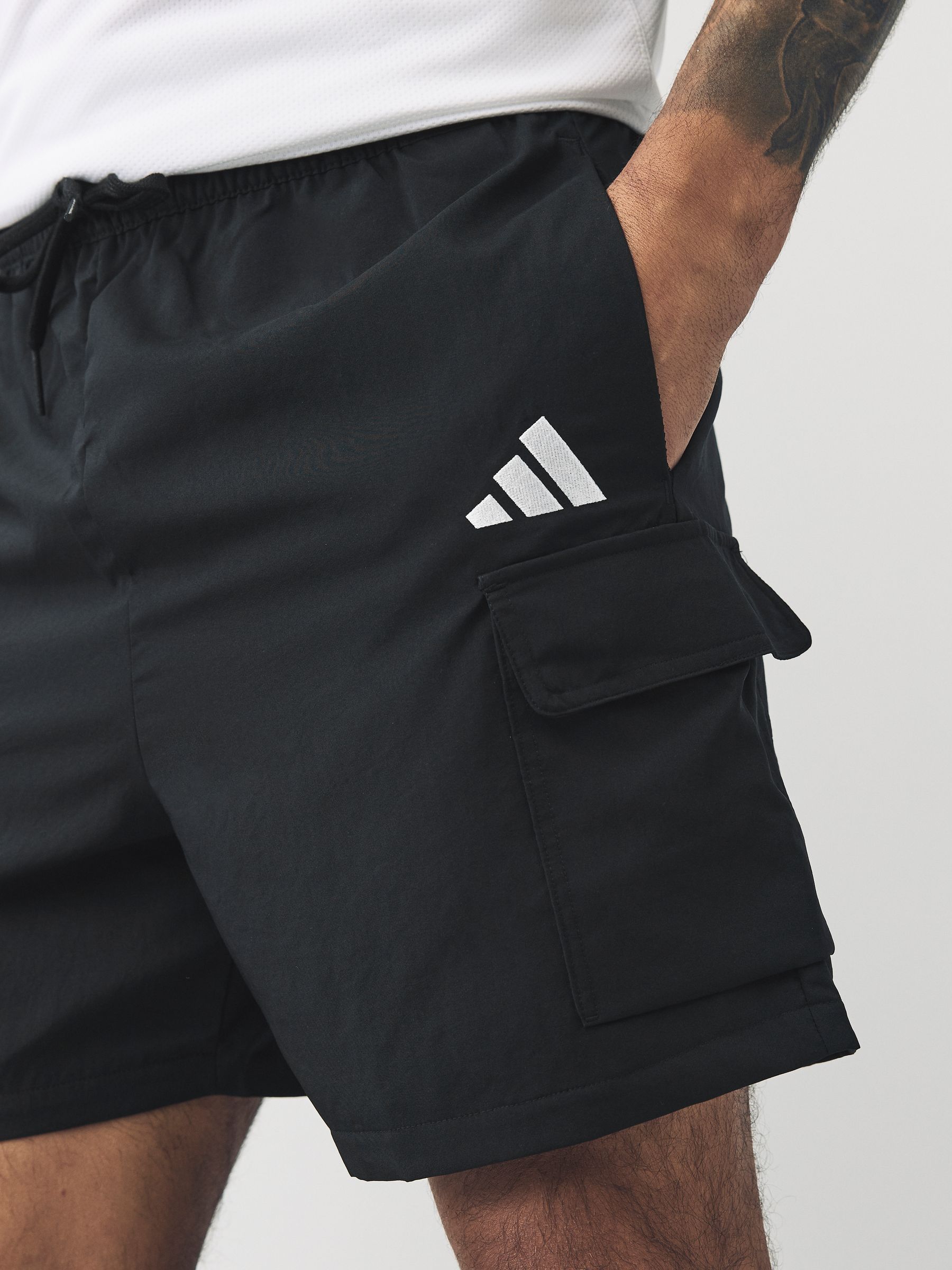 Zwart - adidas Small Essentials Logo Cargo Chelsea Shorts