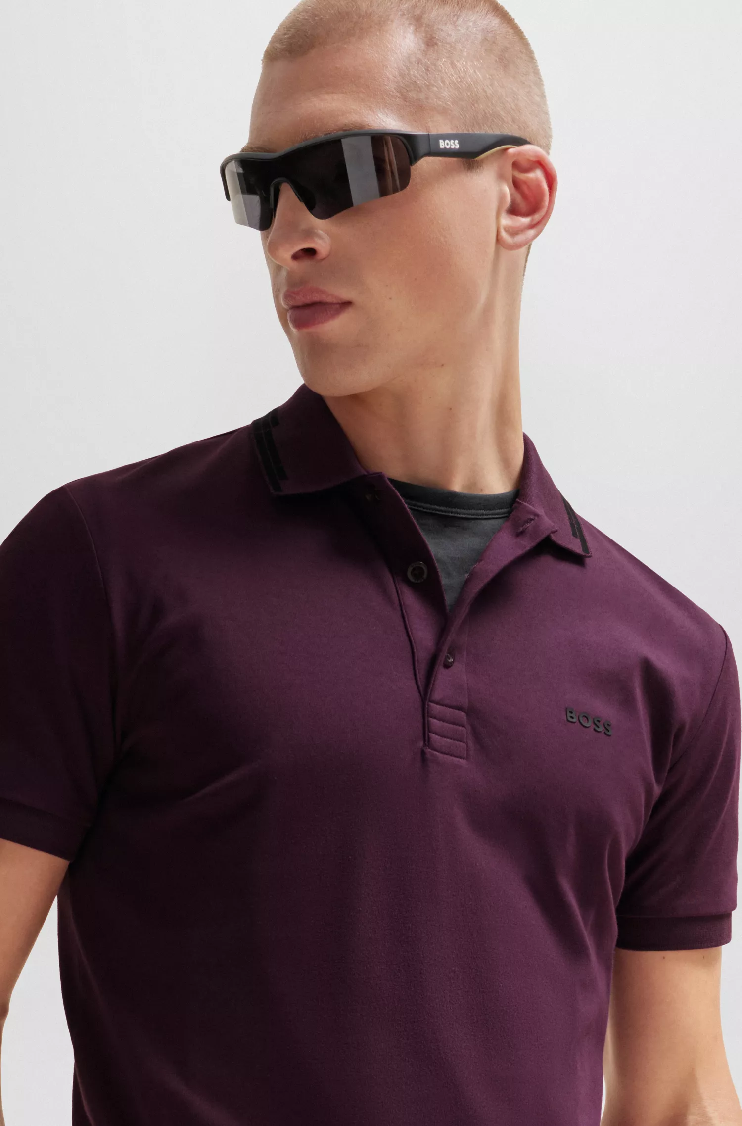Camisa polo BOSS verde, corte slim, em algodão interlock com detalhes gráficos na gola.