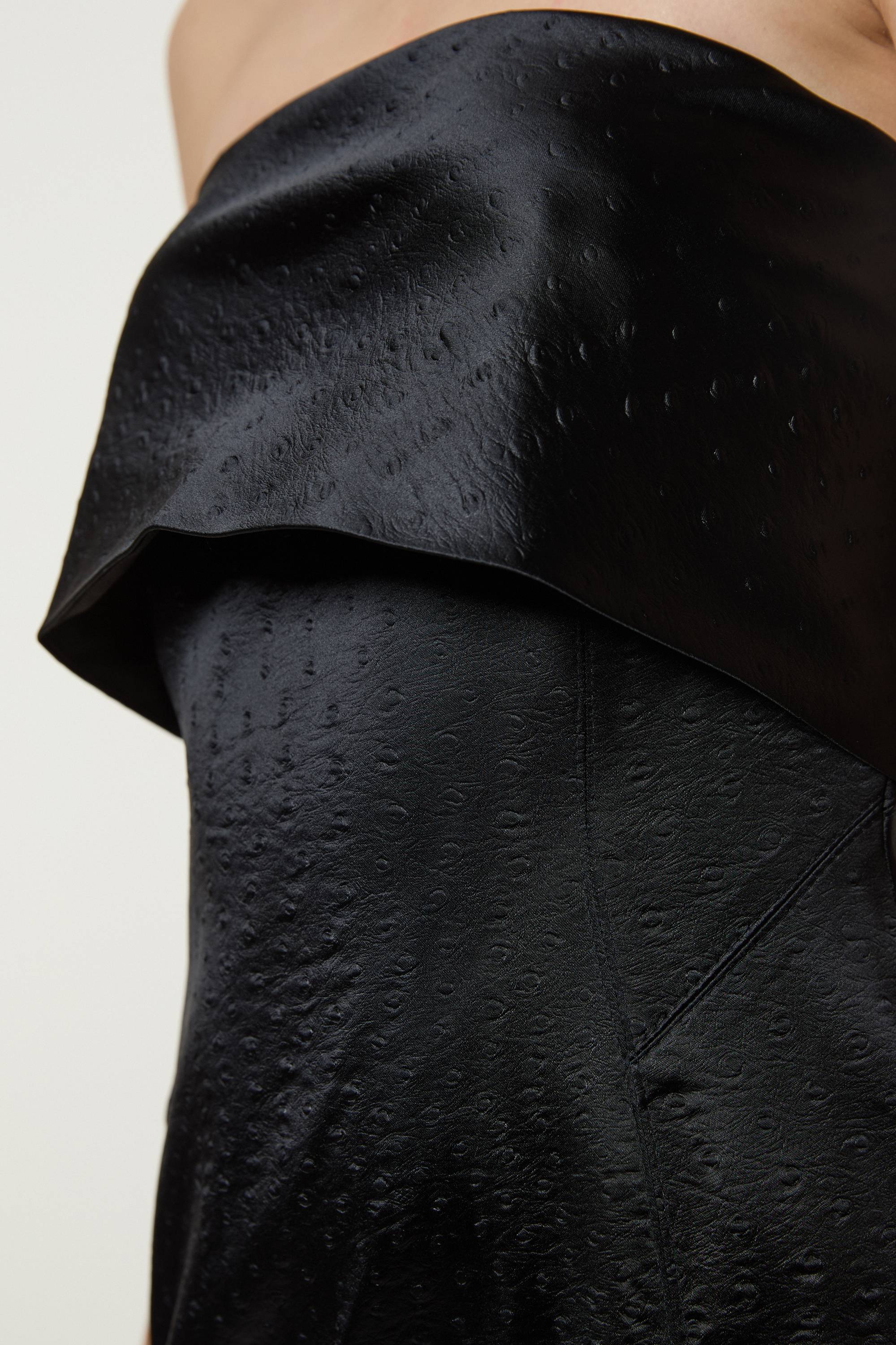 KarenMillen Robe Maxi Tailleur en Satin Structuré et Texturé à Bandeau, d'inspiration italienne pour grandes tailles