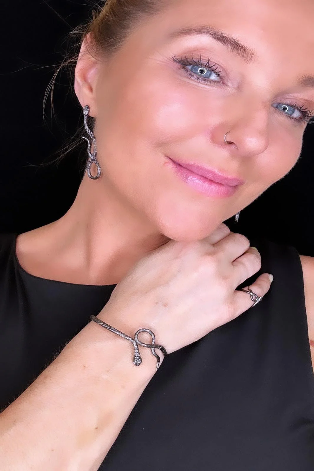 O element Poison Snake Earring black