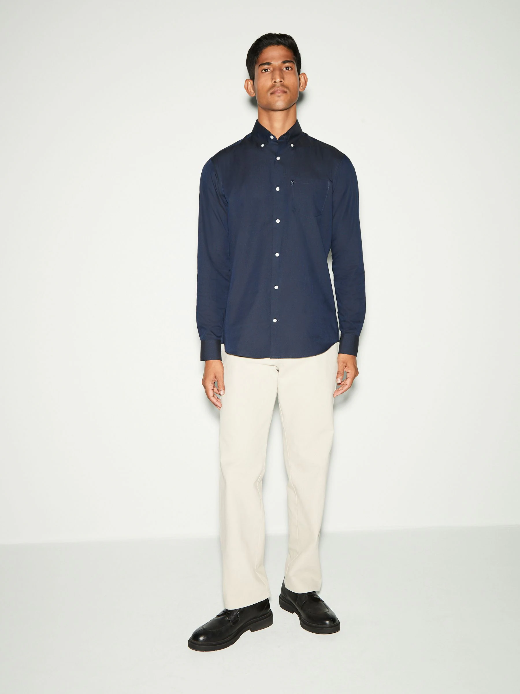 Donkerblauw - Slim Fit - Gemakkelijk te strijken Oxford overhemd met doorlopende knopen