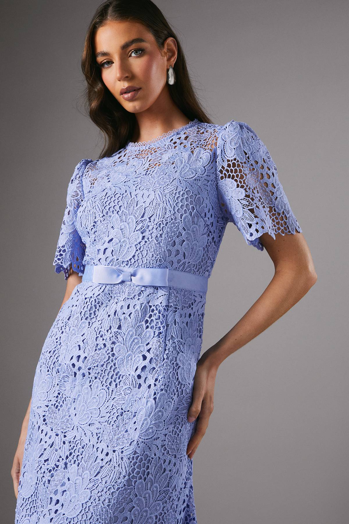 Coast Robe Mi-Longue en Dentelle avec Ceinture Nœud