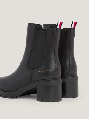 Botas de couro com salto médio e travas essenciais