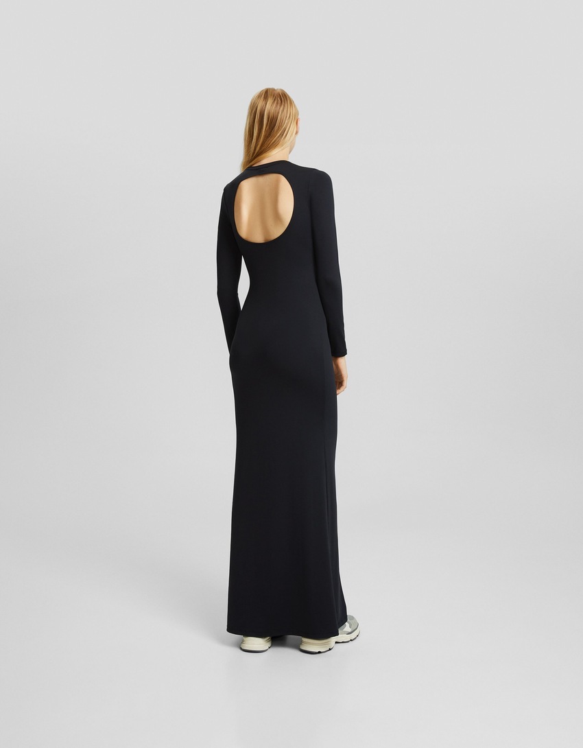 Vestido longo com costas abertas e mangas compridas.