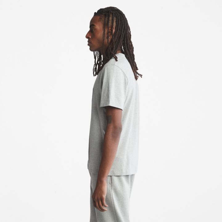 Camiseta masculina cinza com o logotipo da árvore do rio Kennebec.