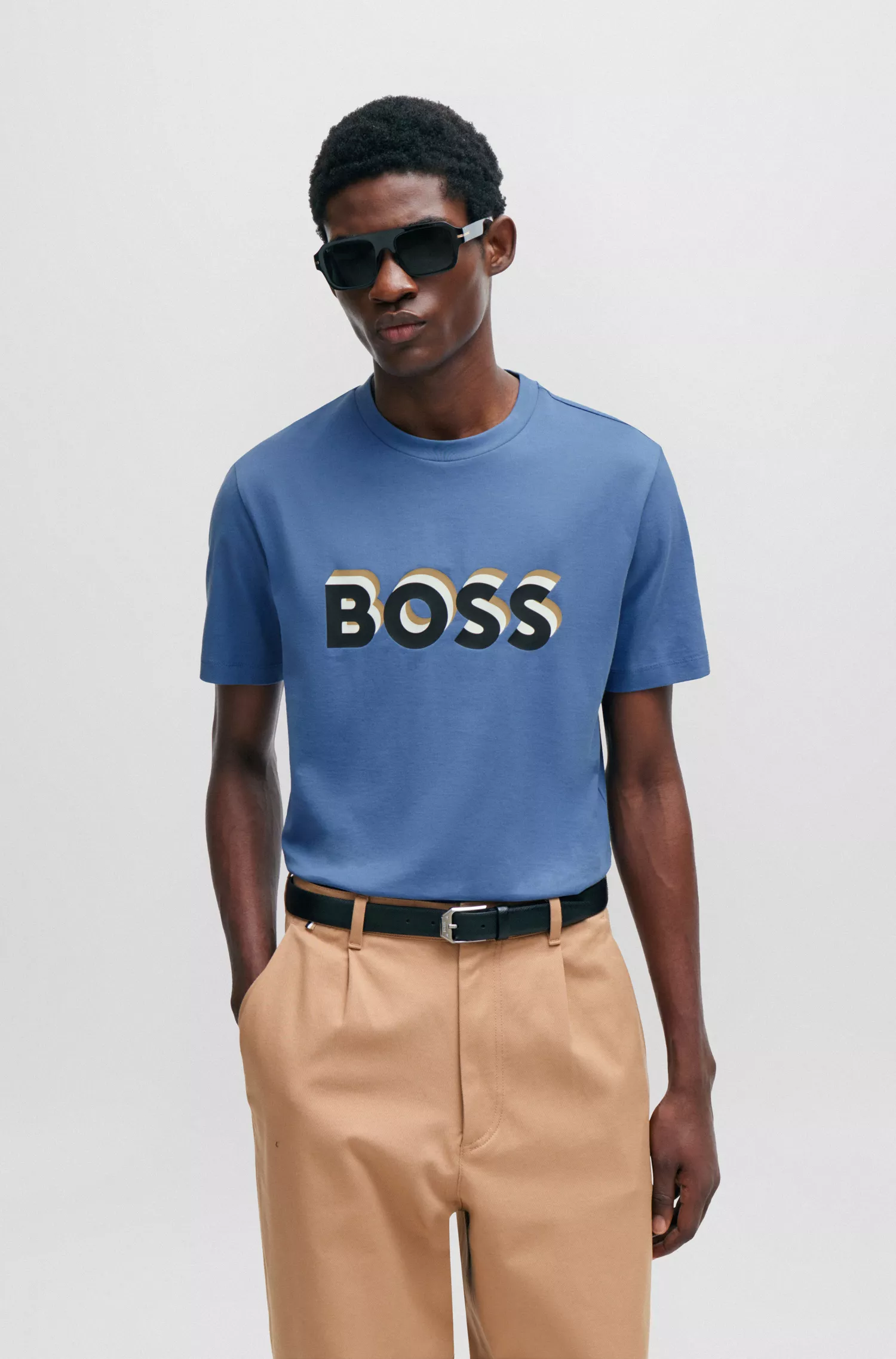 Camiseta BOSS preta em malha de algodão com logotipo nas cores características da marca.