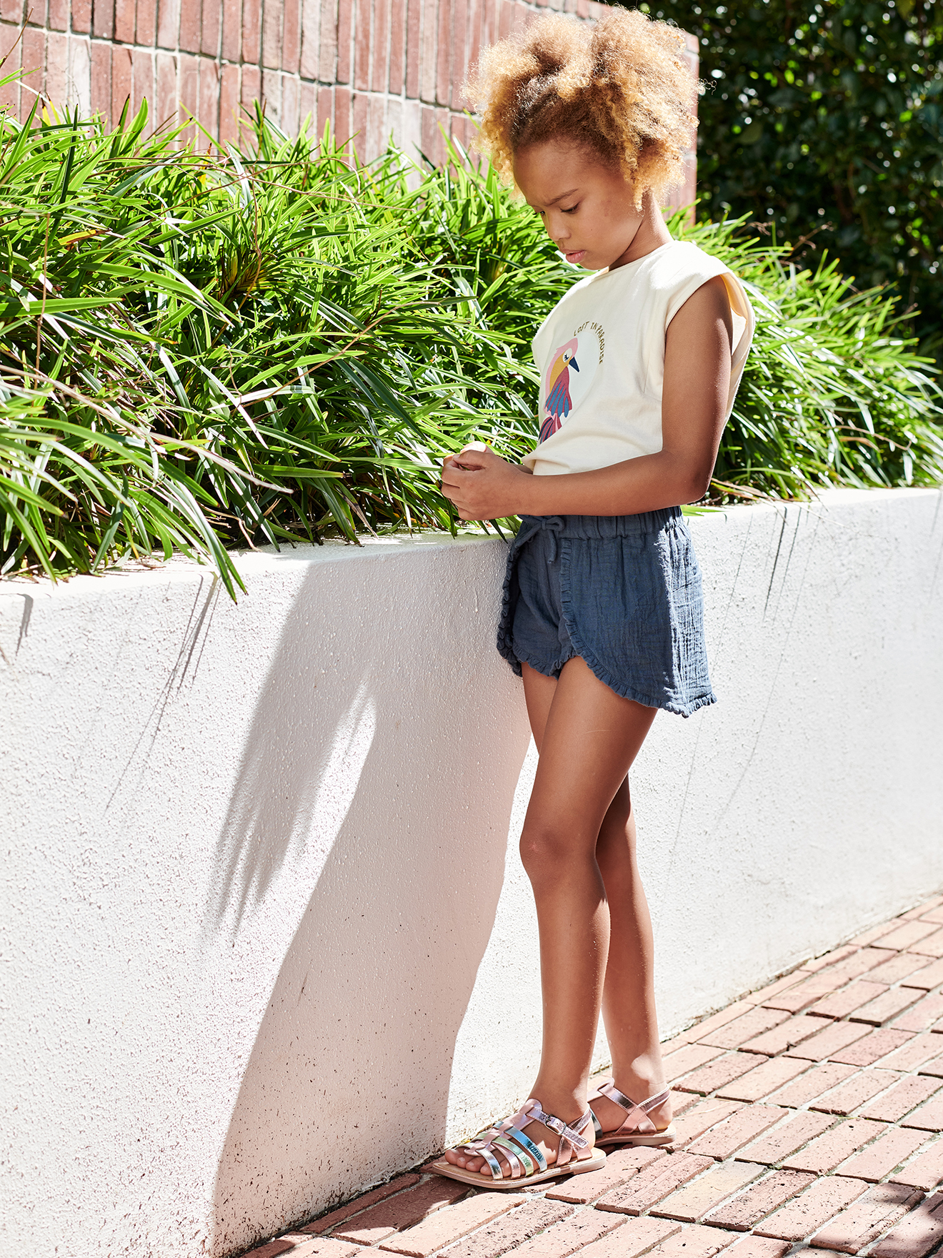 O conjunto inclui sandálias de várias tiras para meninas + camiseta ombro a ombro com estampa de ave-do-paraíso para meninas + shorts de chiffon de algodão elegantes com babados para meninas