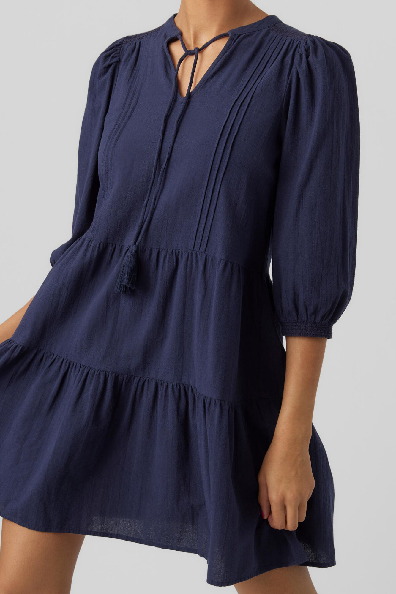Vestido com mangas bufantes e fechamento com cordão no pescoço - Azul marinho