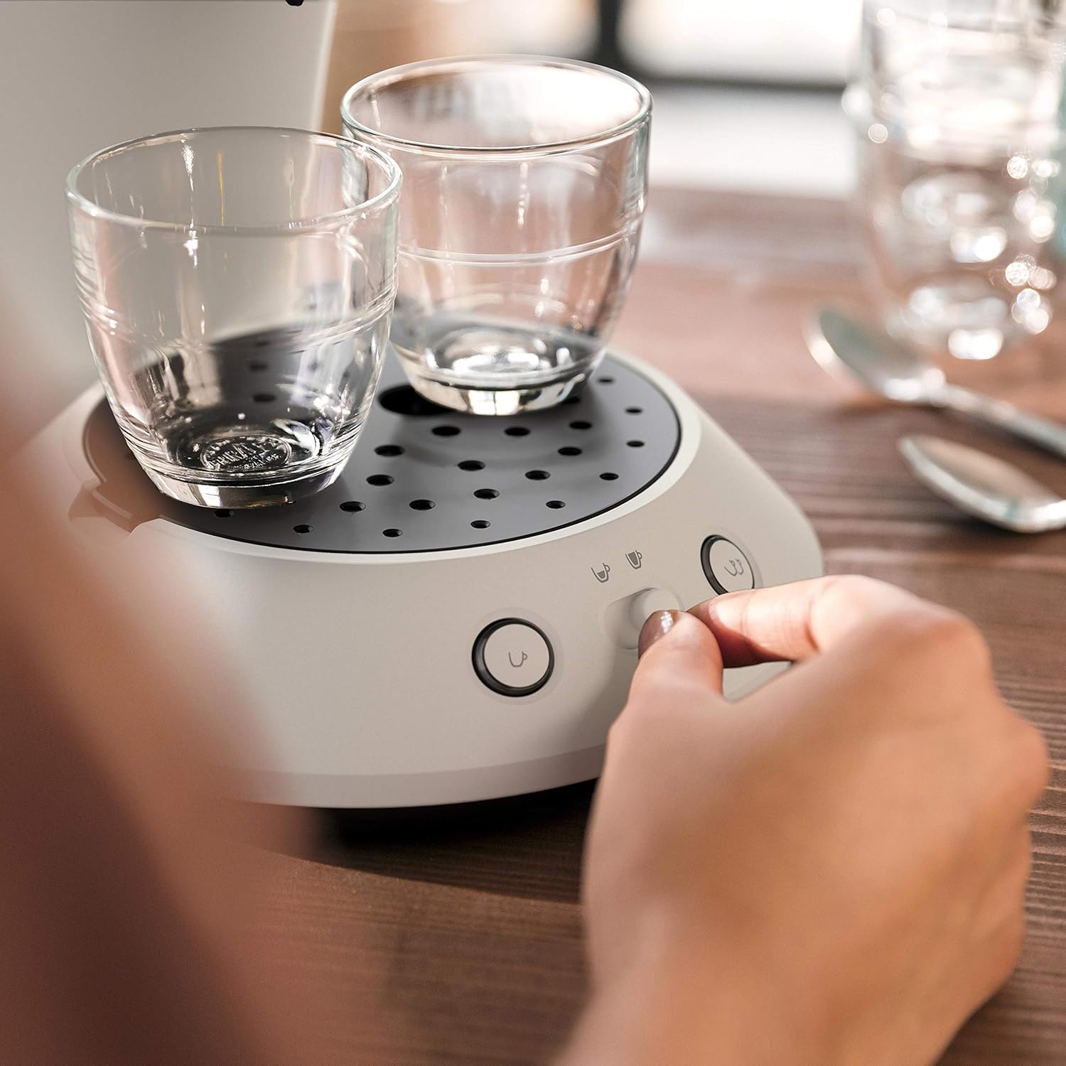 Philips Senseo Original Plus Machine à Dosettes, Blanche, Sélecteur d'Intensité, Technologie Coffee Boost, Fabriquée avec du Plastique Recyclé, CSA210/11