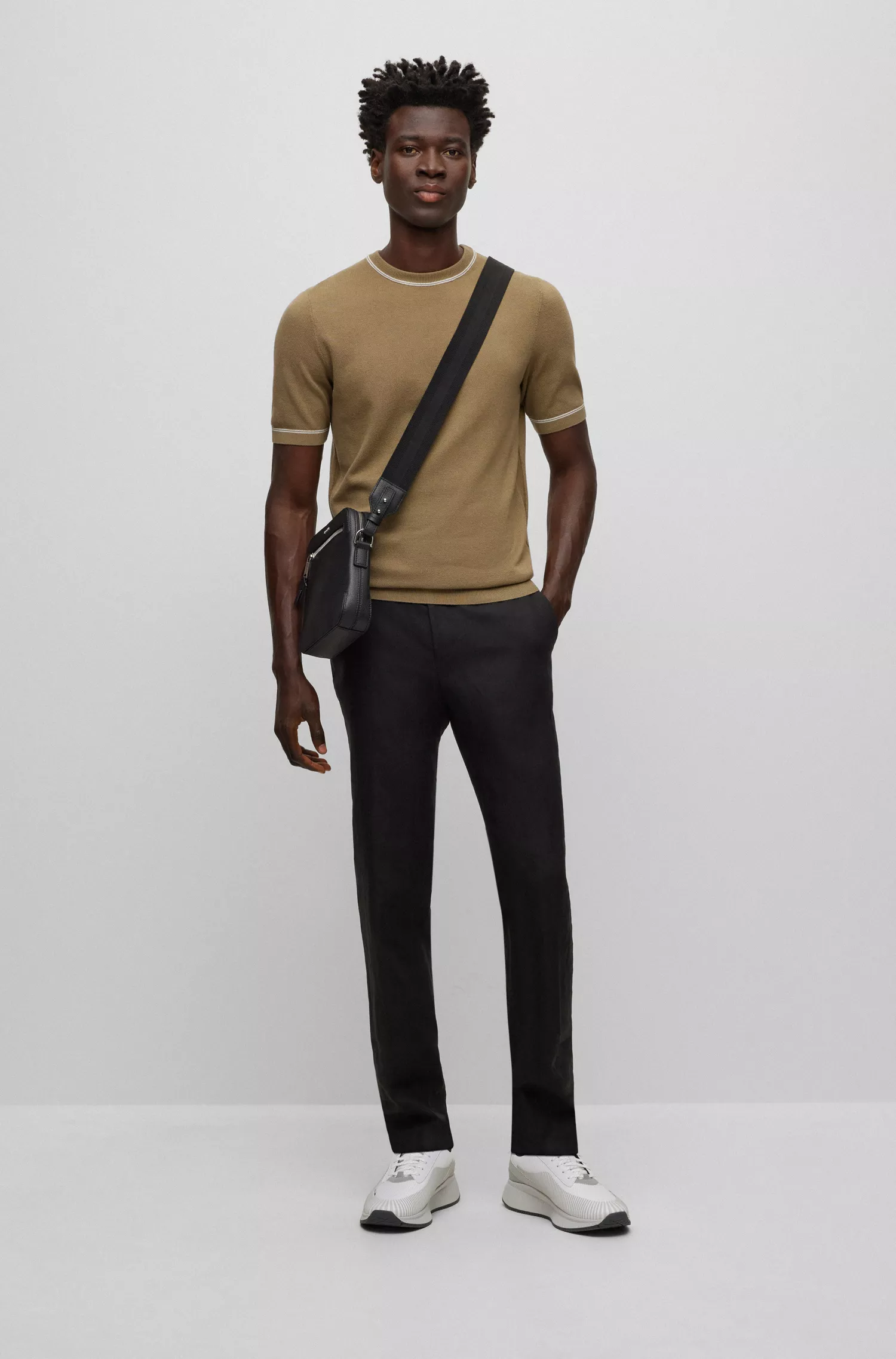 Calça BOSS preta de corte slim em linho com cintura ajustável por cordão.