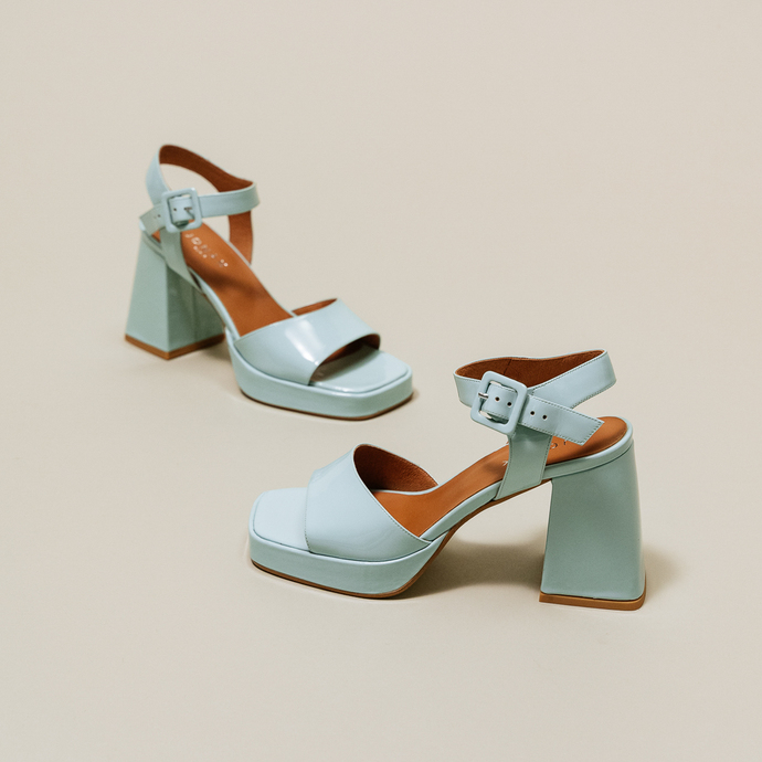 Sandales à brides et plateformes  en vernis turquoise