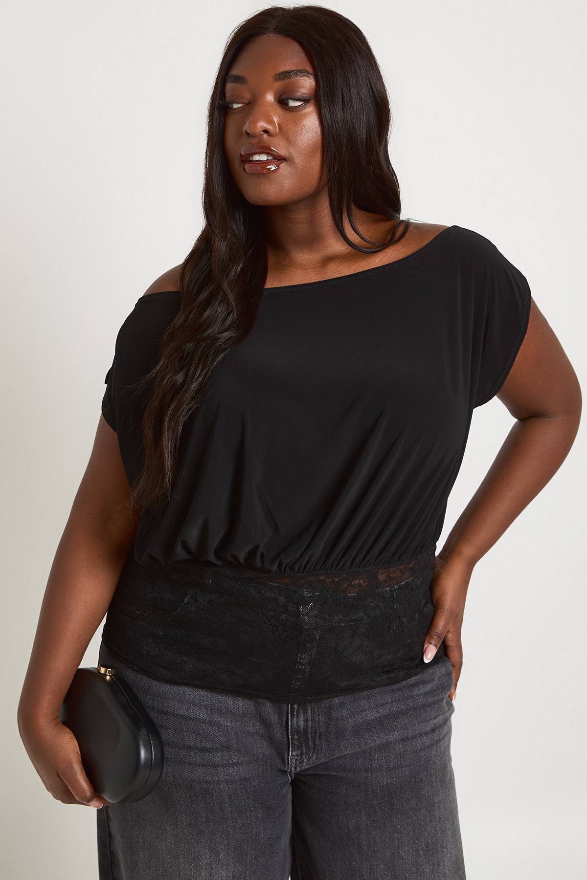 boohoo Haut Blouson Grande Taille À Épaules Dénudées Avec Empiècement En Dentelle