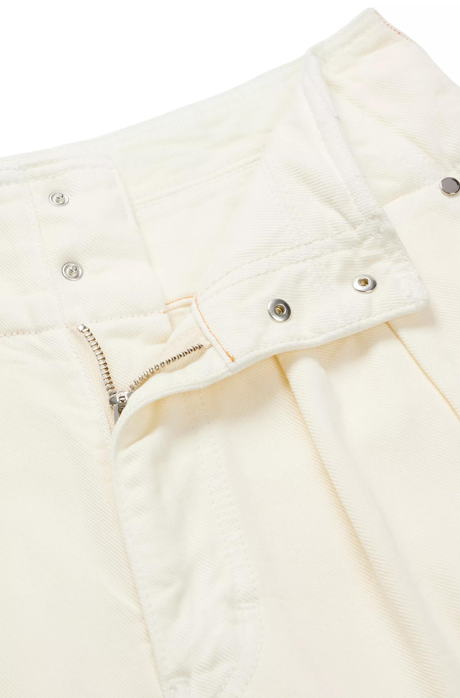Calça BOSS preta, corte regular, com cintura plissada e pernas afuniladas.