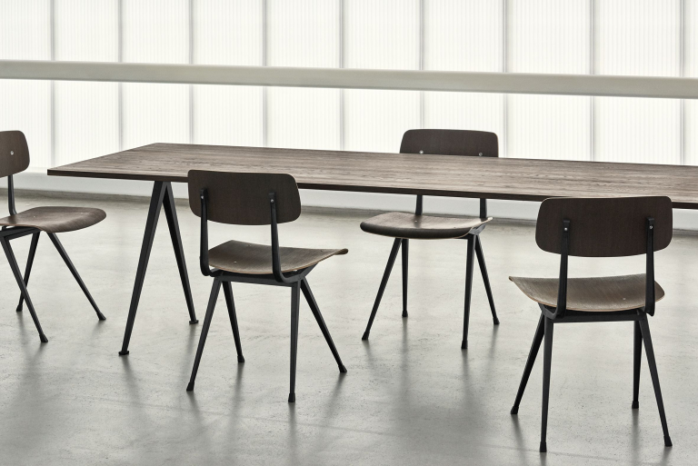 Hay Pyramid 02 tafel 300x85 gerookt eiken, zwart onderstel