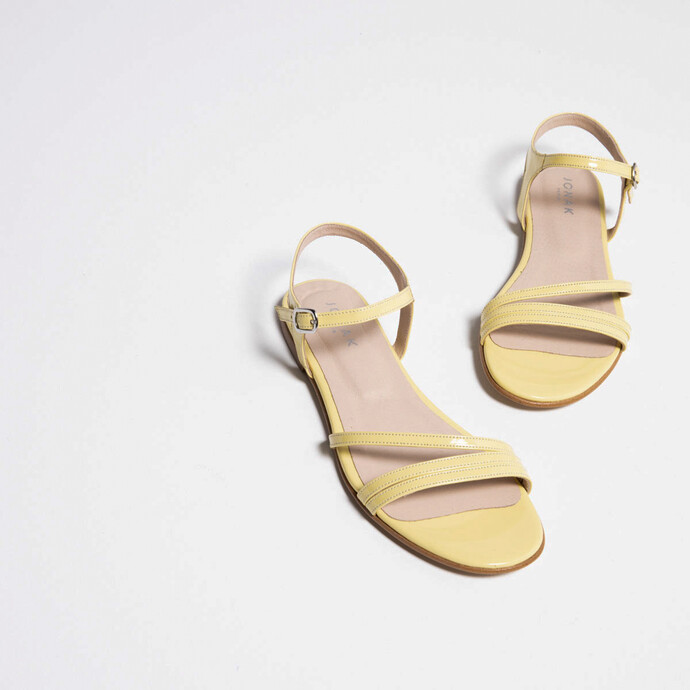SANDALES À FINES LANIÈRES  En cuir vernis jaune