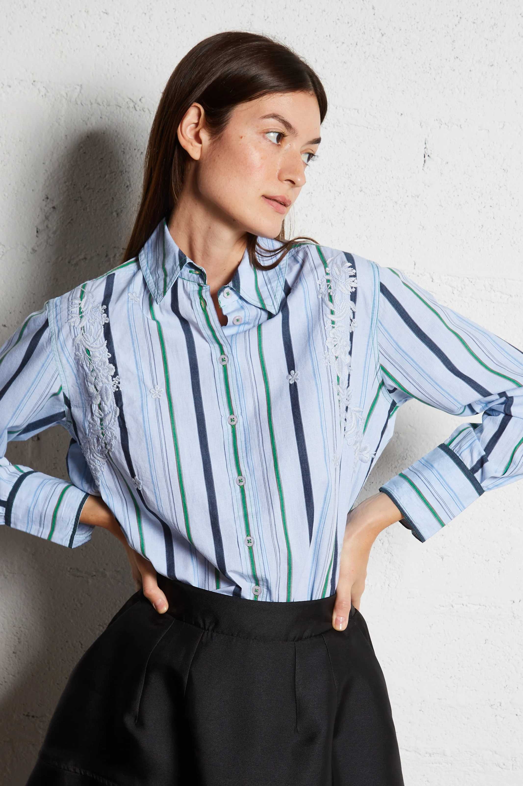 LAIS - Chemise col classique droite en coton rayé et brodé | Bleu