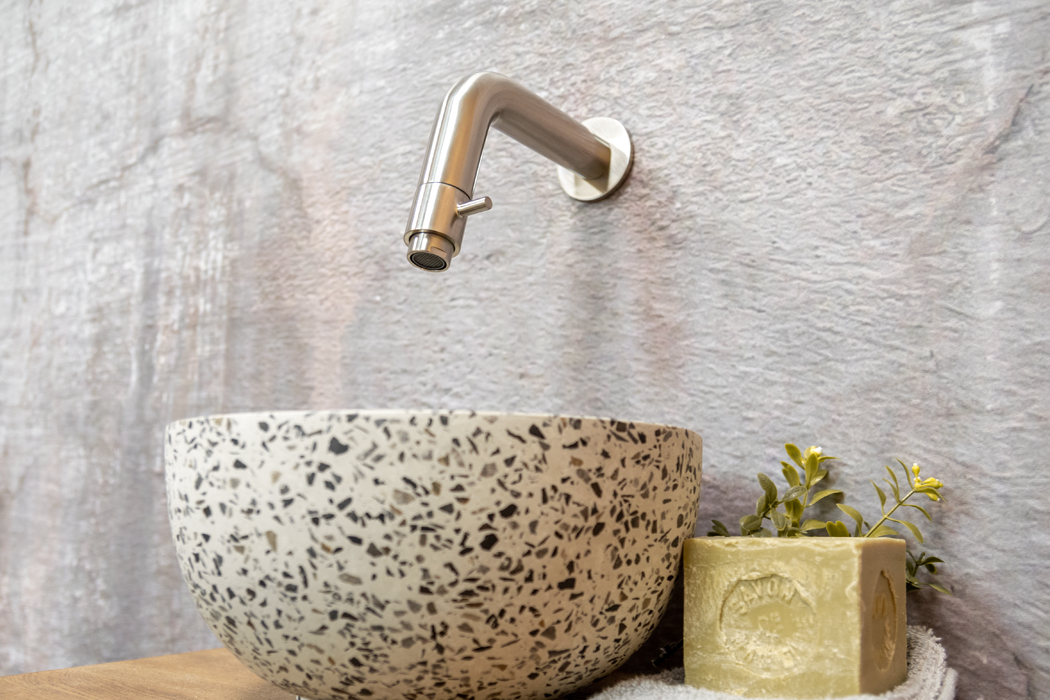 Saniclear Seba fonteinset met bruin eiken plank, zwart-witte terrazzo waskom en RVS kraan voor in het toilet