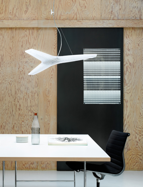 Vitra EA 101 stoel geel/ pastel groen, onderstel verchroomd