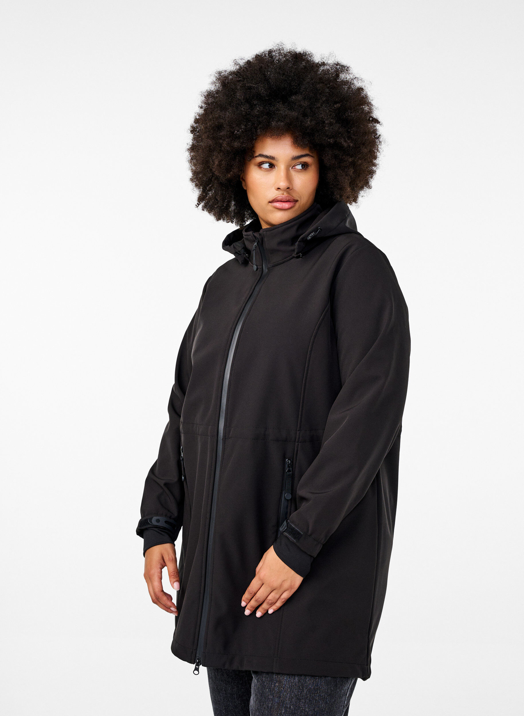 Softshell jakke med aftagelig hætte