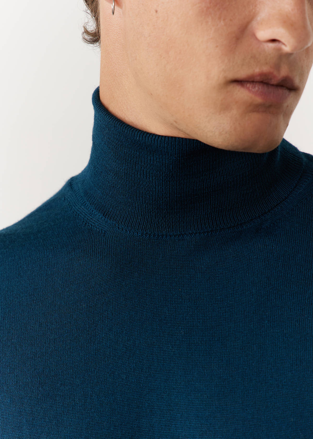 Pull col roulé en laine Mérinos mélangée unie bleu pétrole