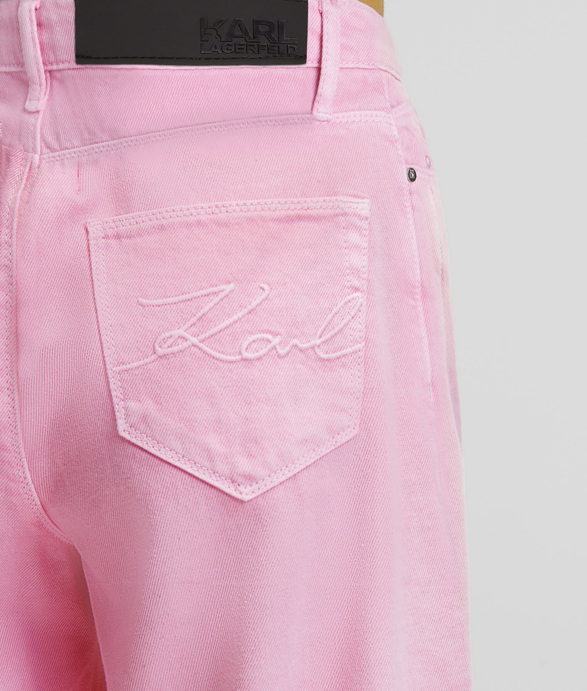 JEAN LARGE À TAILLE HAUTE