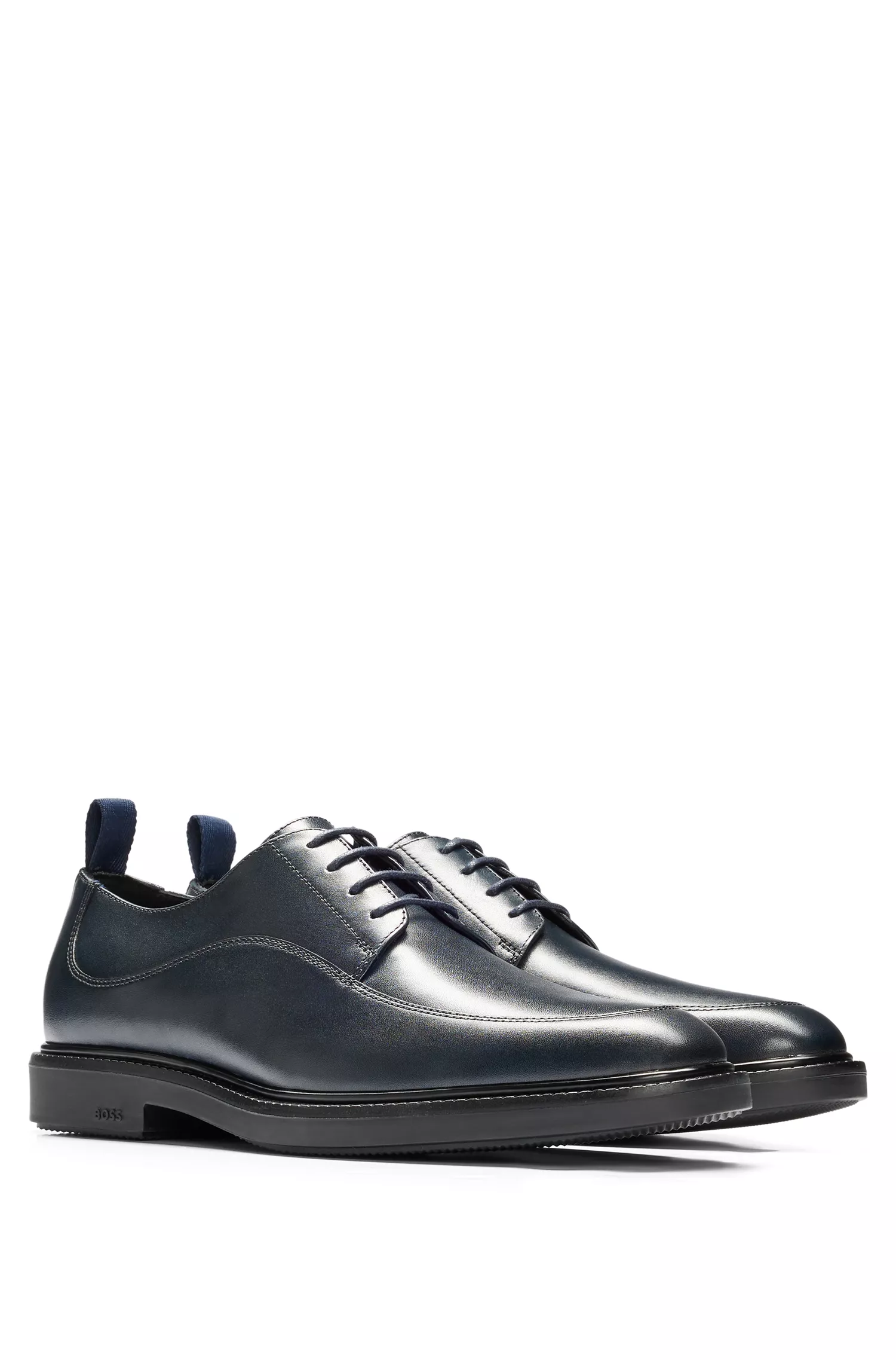 Sapatos Derby BOSS em couro preto com cadarço e detalhes de costura.