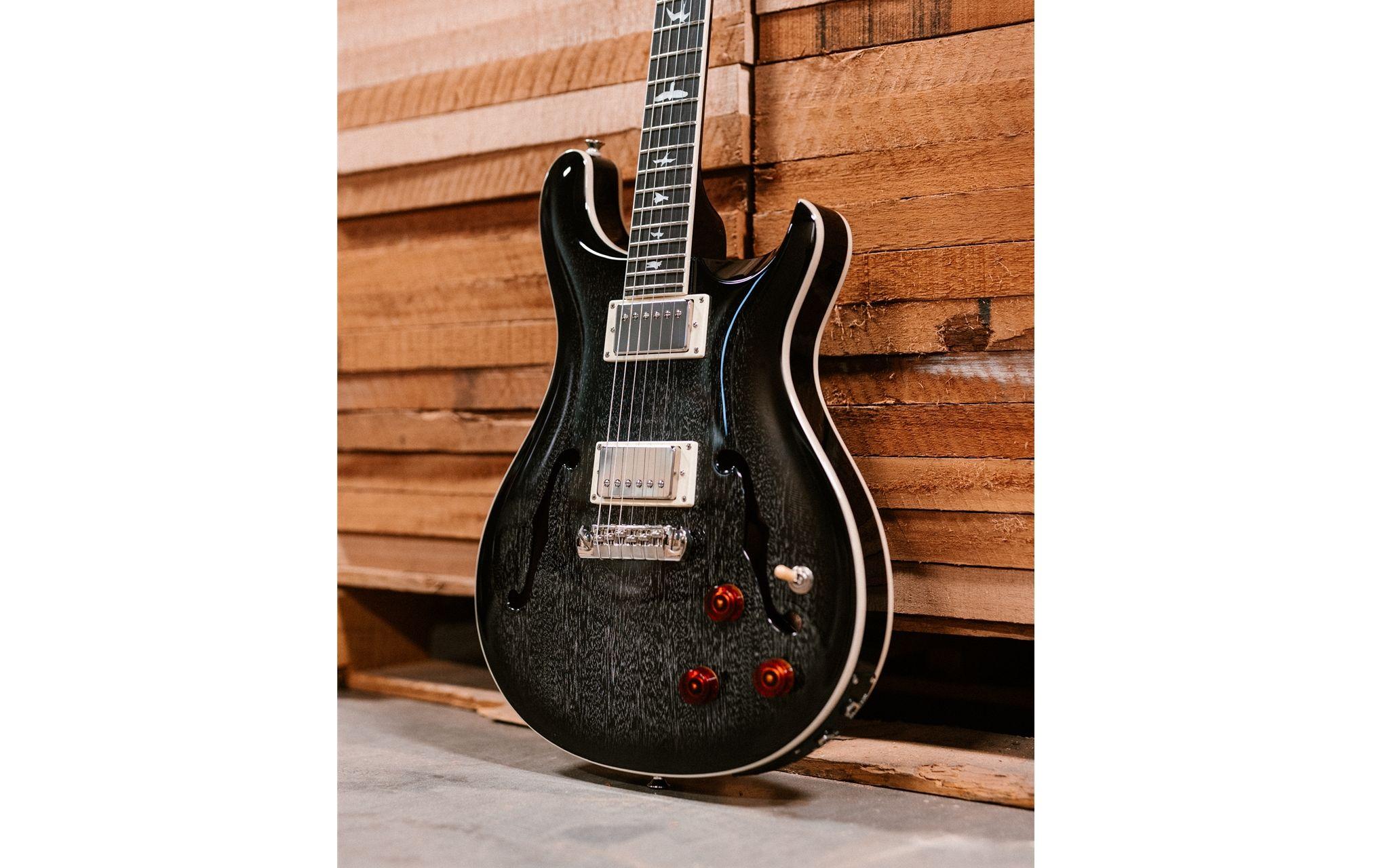 E-Gitarre SE Hollowbody Standard Piezo – Dog Hair Smokeburst<br>Hollowbody-E-Gitarre mit Humbucker-Pickups und einem Piezo-System