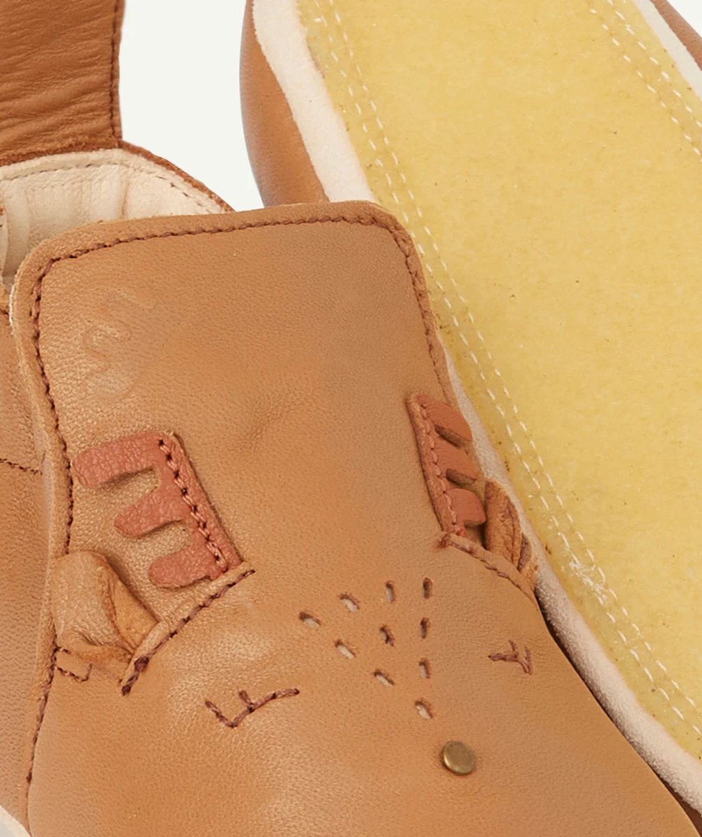 EASY PEASYCHAUSSONS EN CUIR CAMEL AVEC BICHE