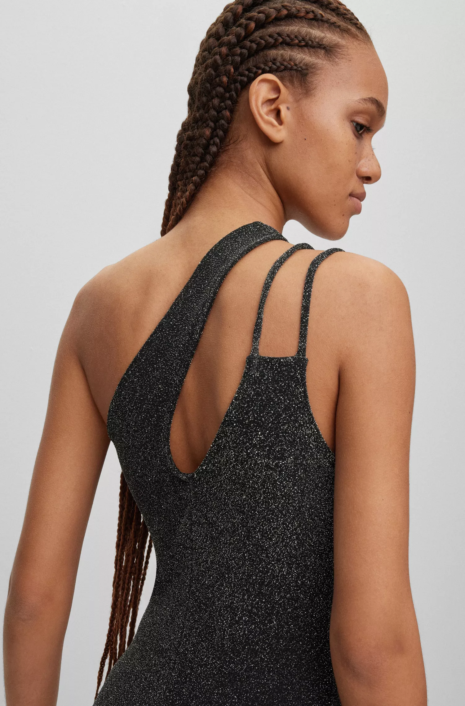 Vestido midi assimétrico HUGO vermelho com glitter e alça com logo.
