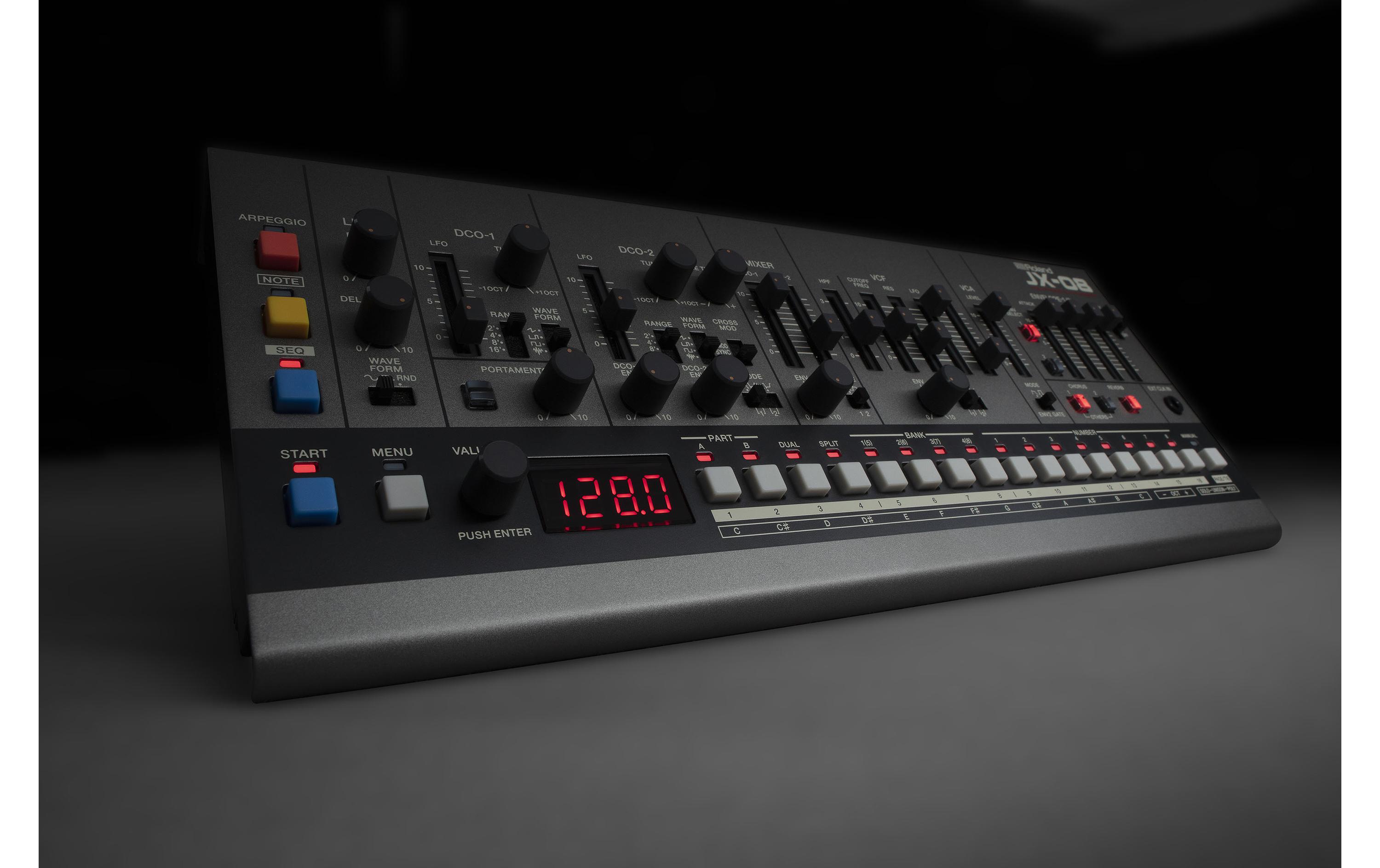 Synthesizer JX-08<br>Authentischer JX-8P Sound mit originalem Spiel- und Klangerzeugungsverhalten