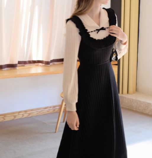 Rosesand - Gebreide midi-jurk met pofmouwen en nepkraag en strikaccent