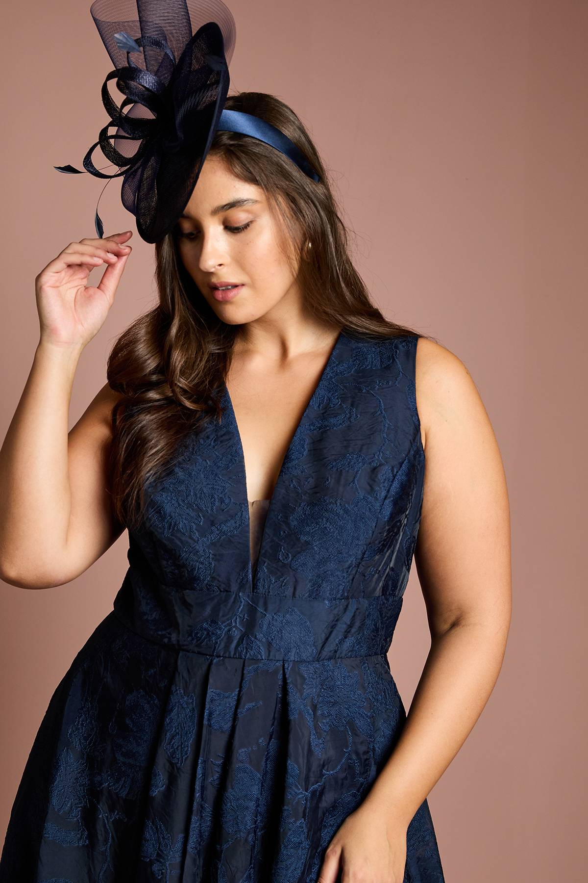 Coast Robe Maxi Grande Taille à Décolleté Plongeant et Ourlet Cascade en Organza Jacquard