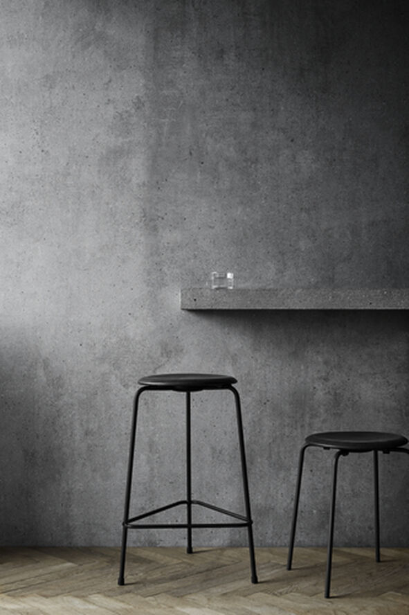 Fritz Hansen HIGH DOT skammel Cowboy Black / Black mat lacquered base Sort