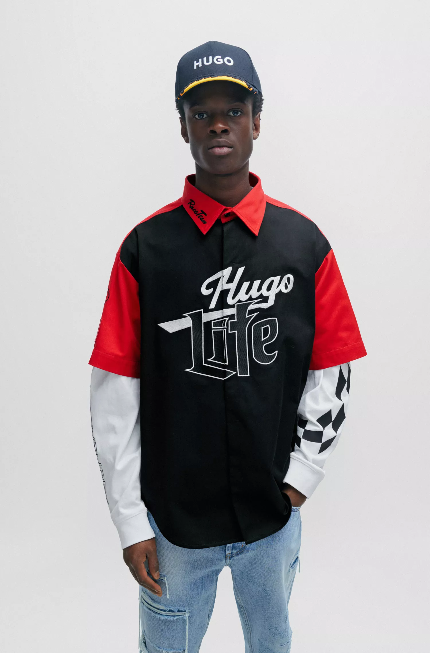 Camisa HUGO vermelha de modelagem oversized com detalhes inspirados em corridas.