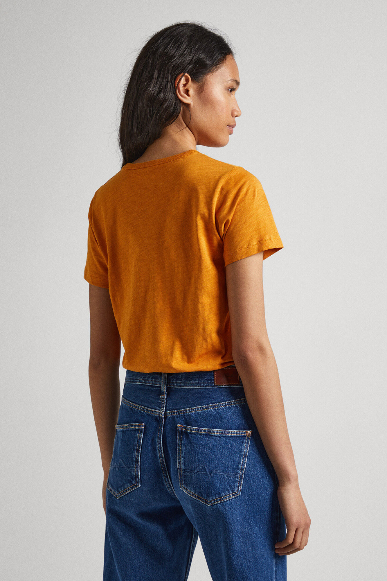 estampa de logotipo em camiseta