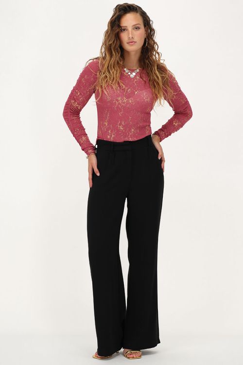 Roze metallic top met gedrapeerde mouw