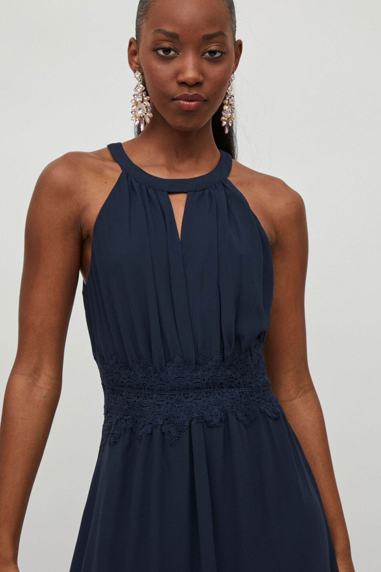 Vestido longo com decote halter