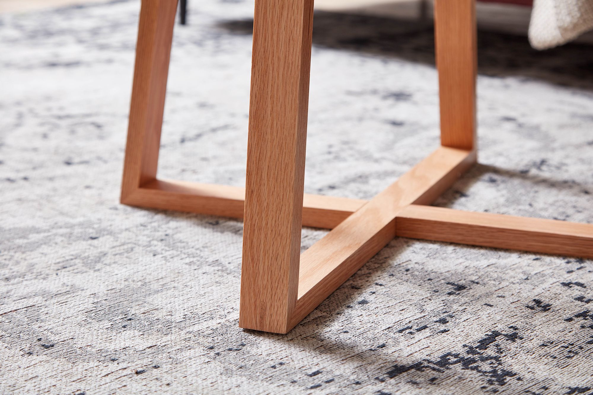 KADIMA DESIGN Massiver Eiche-Glas Couchtisch, Modernes Design, Überkreuztes Gestell