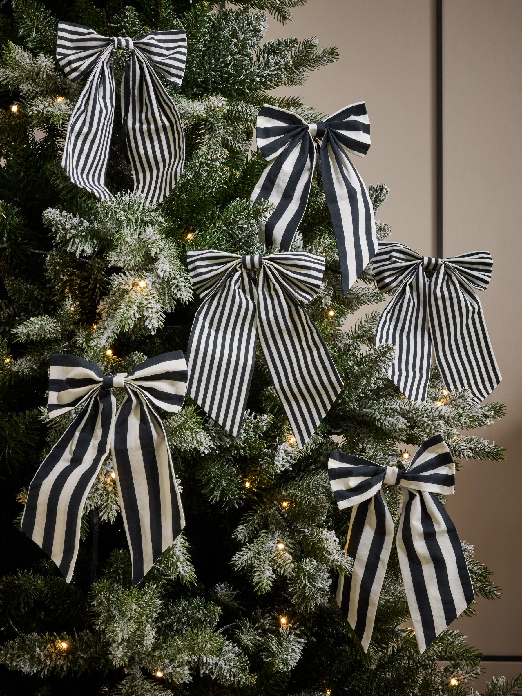 Set van 6 gestreepte kerstballen met strik